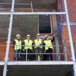 Suárez-Quiñones visita las obras de las viviendas en Valladolid junto a Jesús Julio Carnero