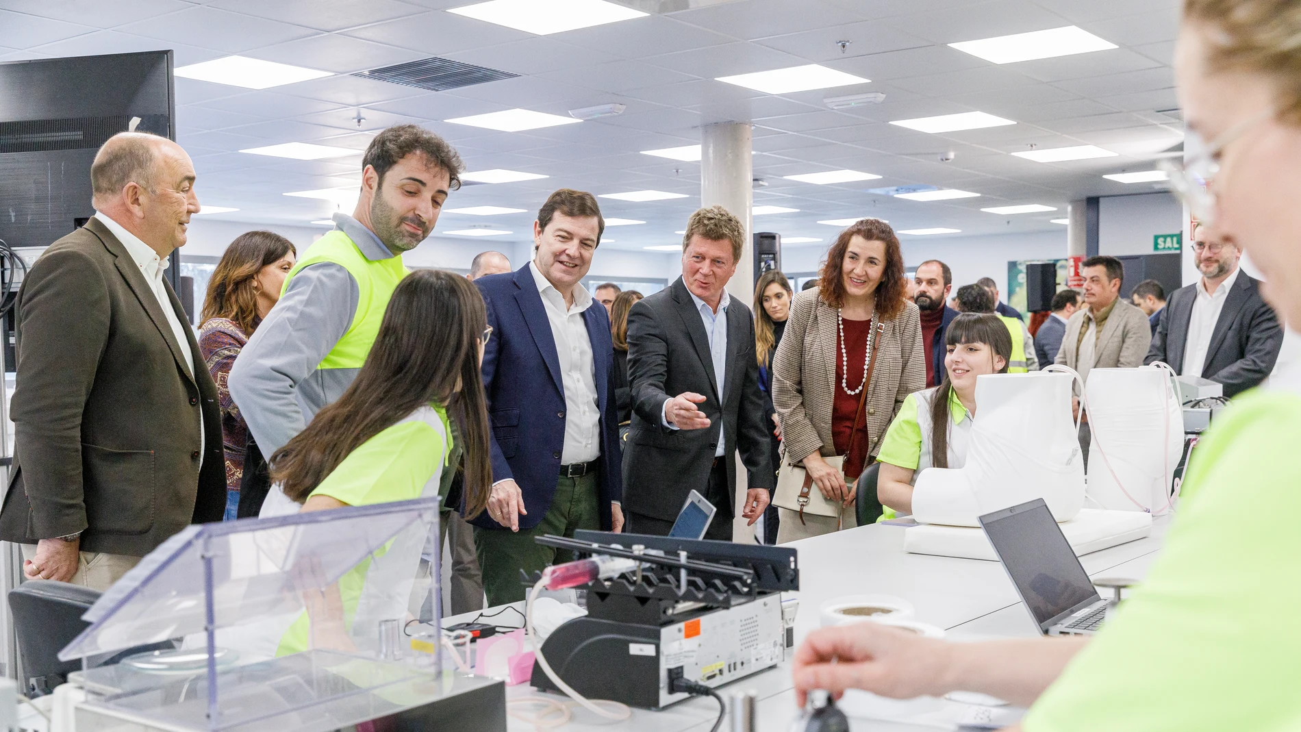 Alfonso Fernández Mañueco durante una reciente visita al nuevo centro de excelencia I+D+i de la planta Ontex en Segovia