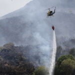 Tareas de extinción en el incendio de Porto (Zamora)