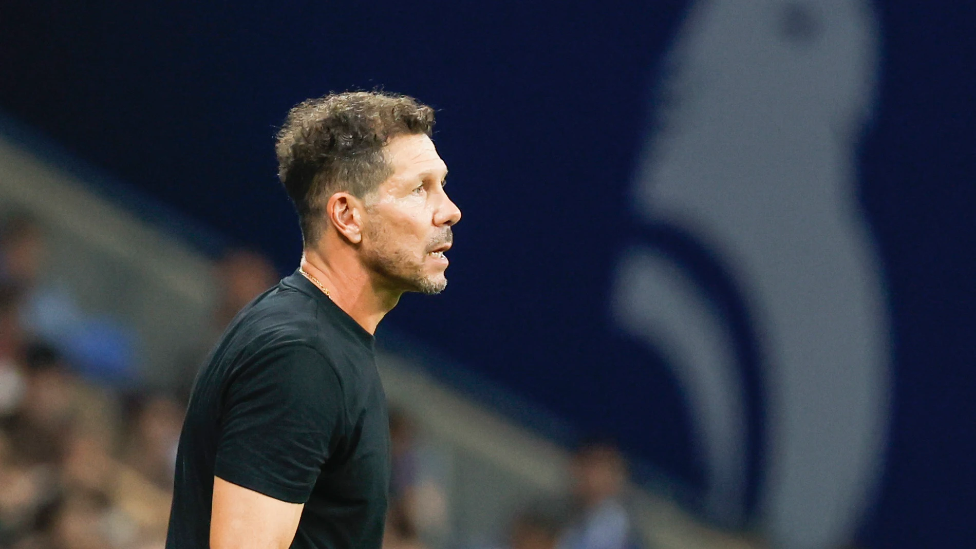 BARCELONA, 17/08/2025.- El entrenador del Atlético de Madrid, Diego Pablo Simeone, durante el partido de LaLiga que su equipo juega contra el Espanyol en el estadio Cornellá-El Prat en Barcelona este doming. EFE/ Toni Albir