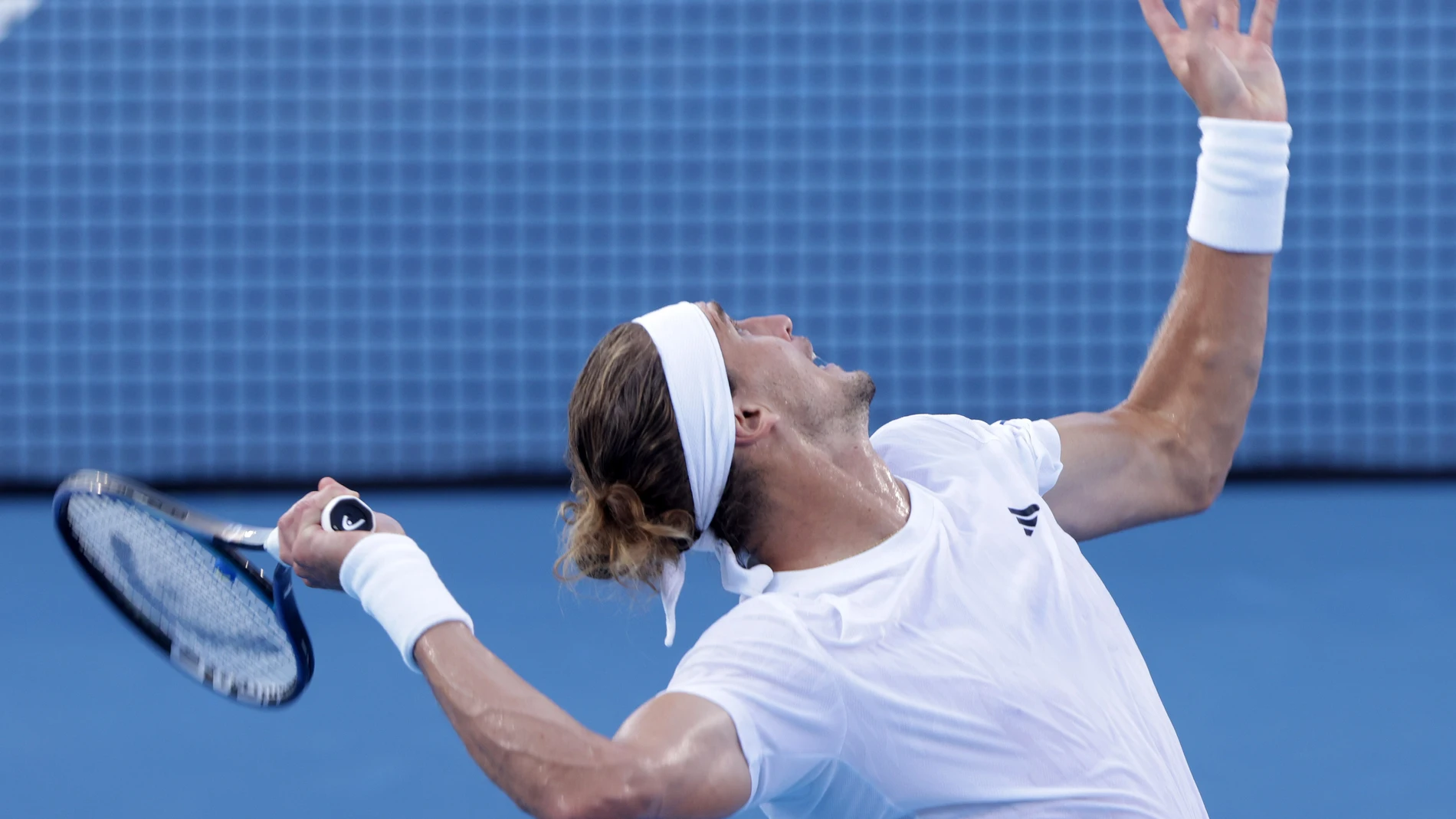 MASON (United States), 17/08/2025.- Alexander Zverev of Germany in action against Carlos Alcaraz of Spain during the semi-final round of the Cincinnati Open tennis tournament in Mason, Ohio, USA, 16 August 2025. (Tenis, Alemania, España) EFE/EPA/MARK LYONS