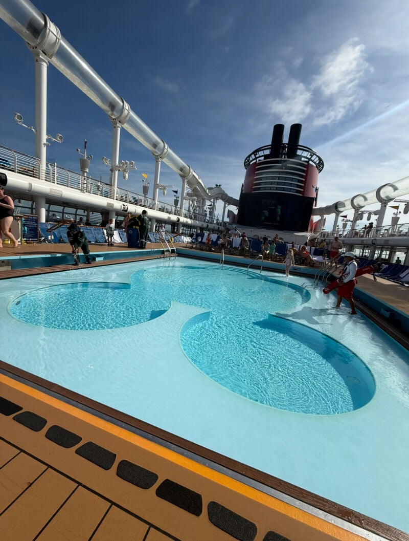 Piscina con forma de Mickey Mouse en el crucero Disney Fantasy