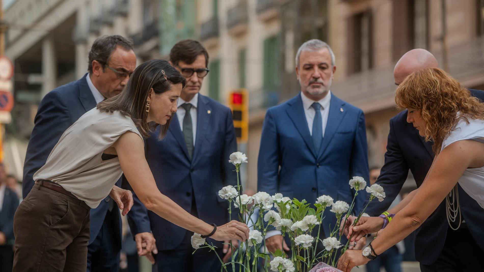 (I-D) la consellera de Interior de la Generalitat, Núria Parlon; el presidente del Parlament de Catalunya, Josep Rull; el president de la Generalitat, Salvador Illa; el acalde de Barcelona, Jaume Collboni; y el delegado del Gobierno en Catalunya, Carlos Prieto; durante el homenaje a las víctimas del atentado del 17A en su 8º aniversario, en La Rambla, a 17 de agosto de 2025, en Barcelona, Catalunya (España). Este domingo se conmemora el octavo aniversario de los atentados yihadistas del 17 de...