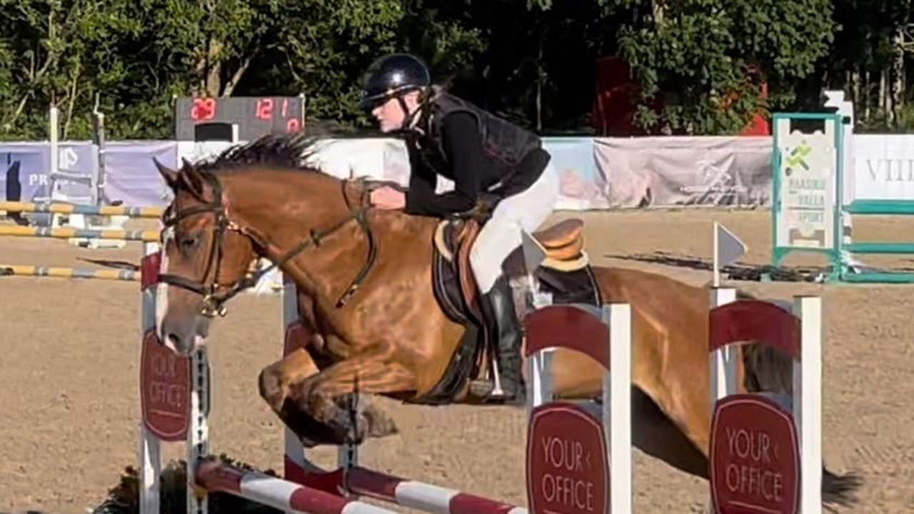 Mia Harper y un poni que ejerce de maestro