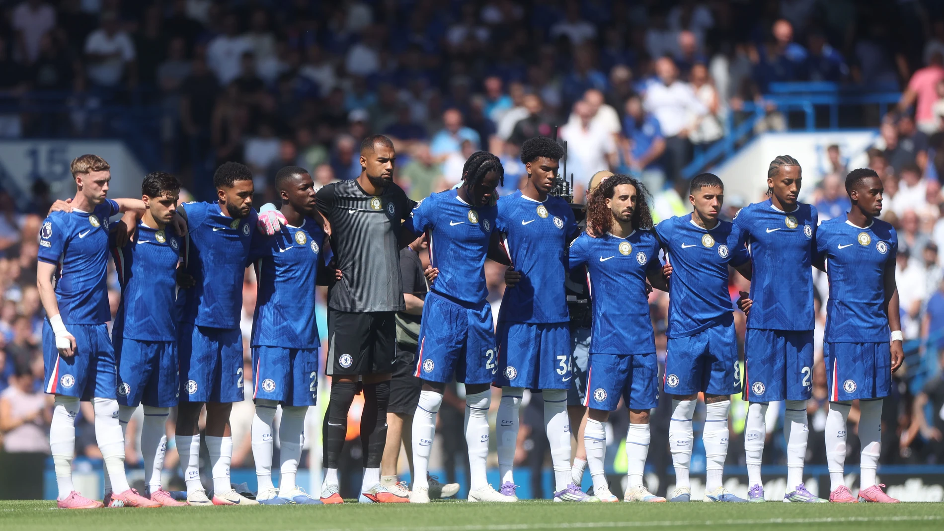 LONDON (United Kingdom), 17/08/2025.- Players observe a minutes Andre Silva and Diogo Jota during the English Premier League match between Chelsea FC and Crystal Palace, in London, Britain, 17 August 2025. (Reino Unido, Londres) EFE/EPA/NEIL HALL EDITORIAL USE ONLY. No use with unauthorized audio, video, data, fixture lists, club/league logos, 'live' services or NFTs. Online in-match use limited to 120 images, no video emulation. No use in betting, games or single club/league/player publicati...