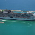 Vista de un crucero atracado en el puerto de Barcelona