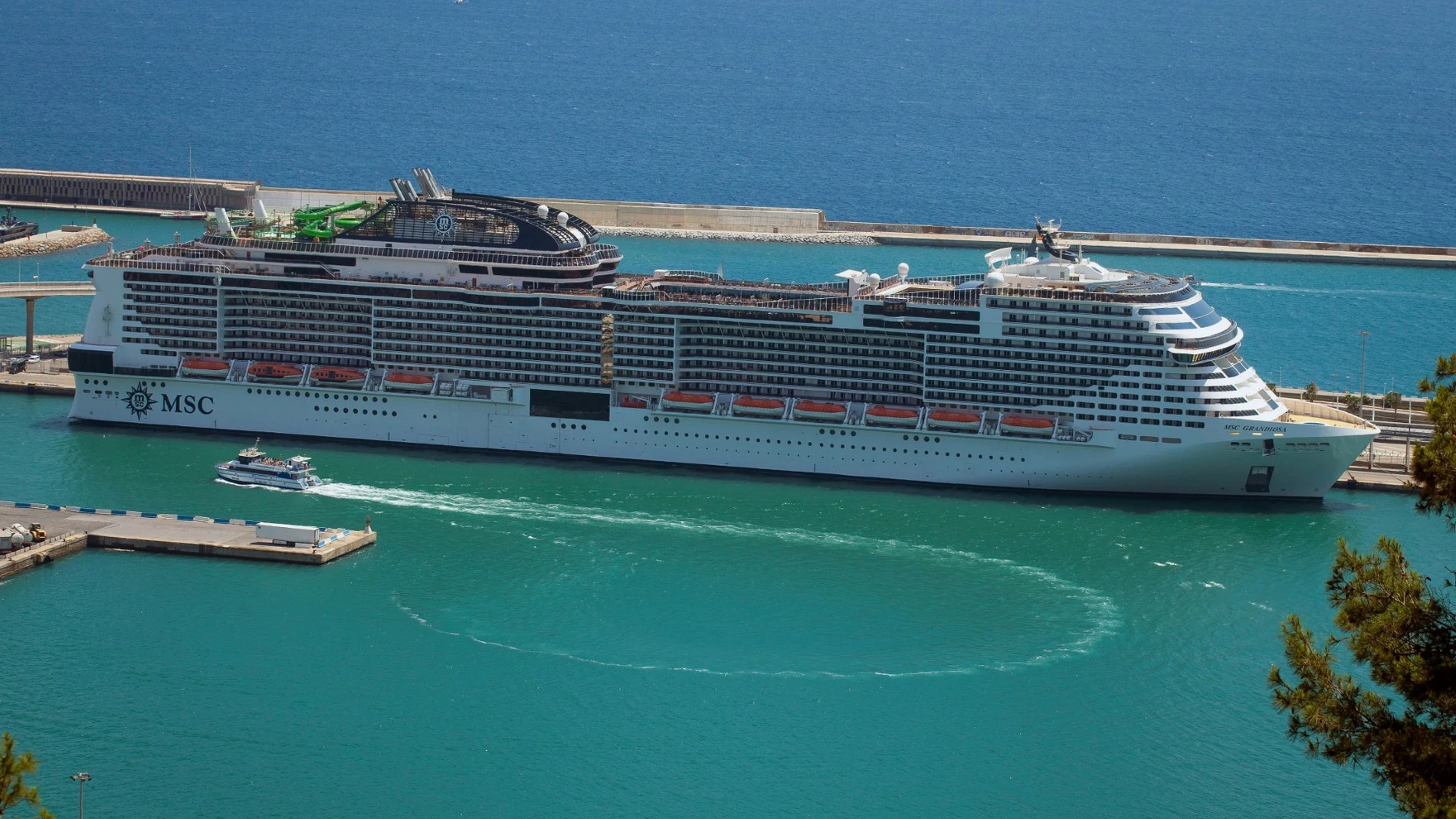 Vista de un crucero atracado en el puerto de Barcelona