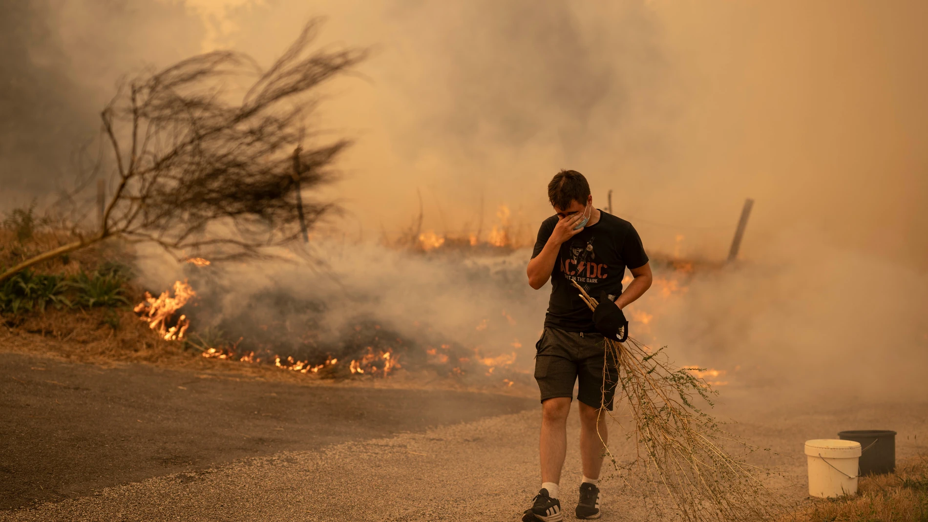 CARBALLEDA DE AVIA (OURENSE), 17/08/2025.- Vecinos trabajan en labores de extinción del incendio forestal de Carballeda de Avia (Ourense) este domingo. La ola de incendios que afecta al noroeste de España no da tregua este domingo. Tras una semana de incendios que han causado tres muertos, miles de hectáreas quemadas y miles de desalojados por las llamas, el país se encuentra devastao. En la región de Galicia ardieron ya 50.000 hectáreas y en la de Castilla y León 3.500 personas permanecían f...