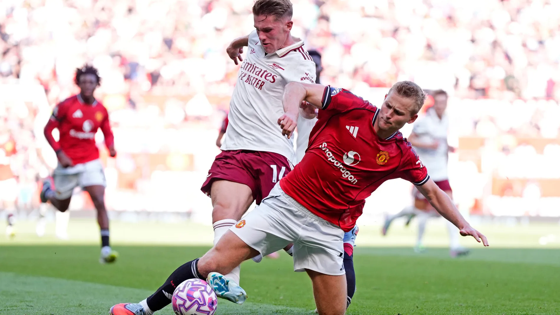 Arsenal's Viktor Gyokeres, centre, and Manchester United's Matthijs de Ligt battle for the ball during the English Premier League soccer match between Manchester United and Arsenal at Old Trafford stadium in Manchester, England, Sunday, Aug. 17, 2025. (Nick Potts/PA via AP)