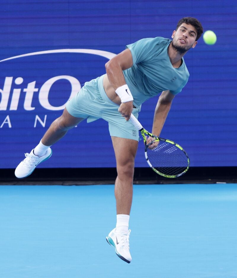 Carlos Alcaraz of Spain in action against Alexander Zverev of Germany during the semi-final round of the Cincinnati Open tennis tournament in Mason, Ohio, USA, 16 August 2025. (Tenis, Alemania, España) 