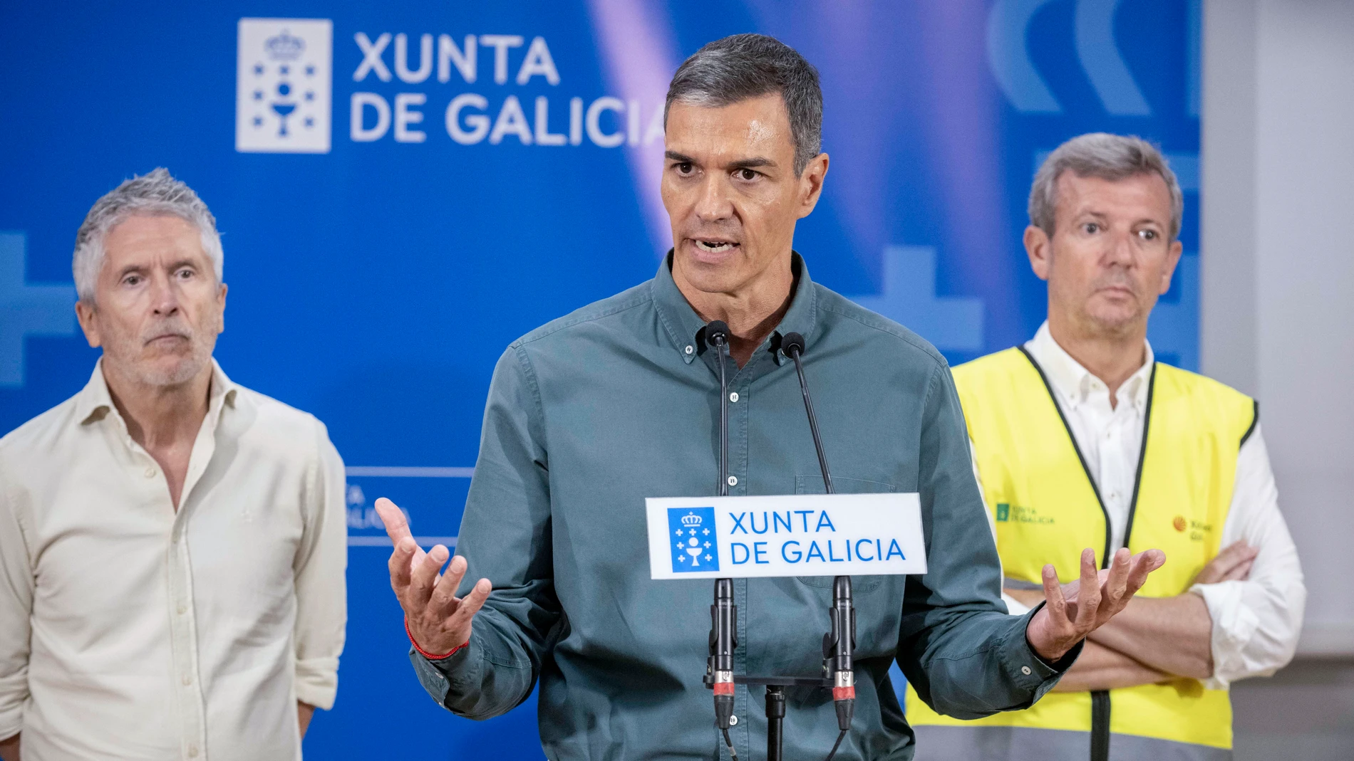 FOTODELDÍA - OURENSE, 17/08/2025.- El presidente del Gobierno, Pedro Sánchez (c), el presidente de la Xunta de Galicia, Alfonso Rueda (d), y el ministro del Interior, Fernando Grande-Marlaska (i), visitan este domingo, el Centro de Coordinación Operativo Contraincendios de Ourense (Galicia). EFE/Brais Lorenzo