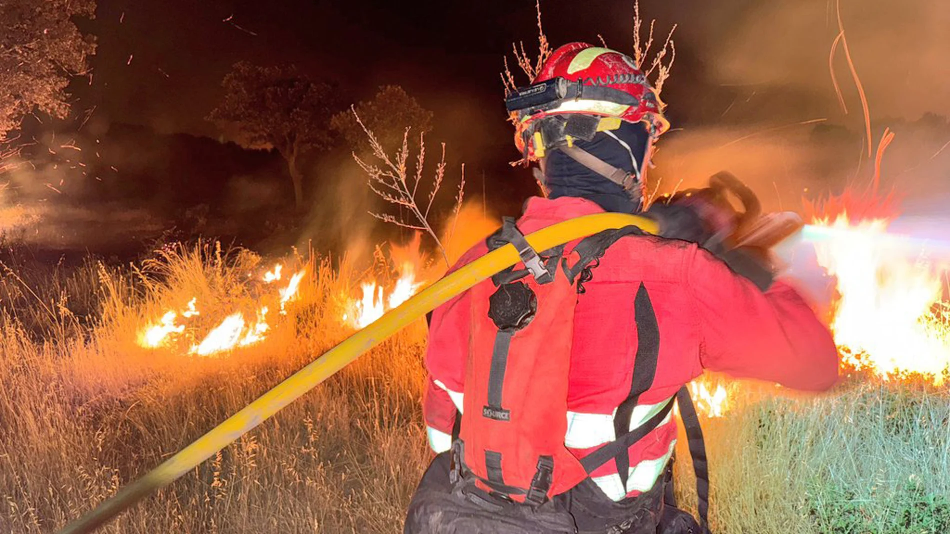 Sánchez anuncia 500 militares más en la lucha contra los incendios