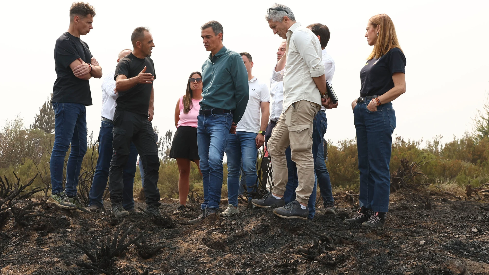 FOTODELDÍA - VILLABLINO (LEÓN), 17/08/2025.- El presidente del Gobierno, Pedro Sánchez (c), junto al ministro del Interior, Fernando Grande-Marlaska (2d), visita este domingo la zona afectada por el incendio en Villablino (León). EFE/ Pool Moncloa / Fernando Calvo SÓLO USO EDITORIAL / SÓLO DISPONIBLE PARA ILUSTRAR LA NOTICIA QUE ACOMPAÑA (CRÉDITO OBLIGATORIO)