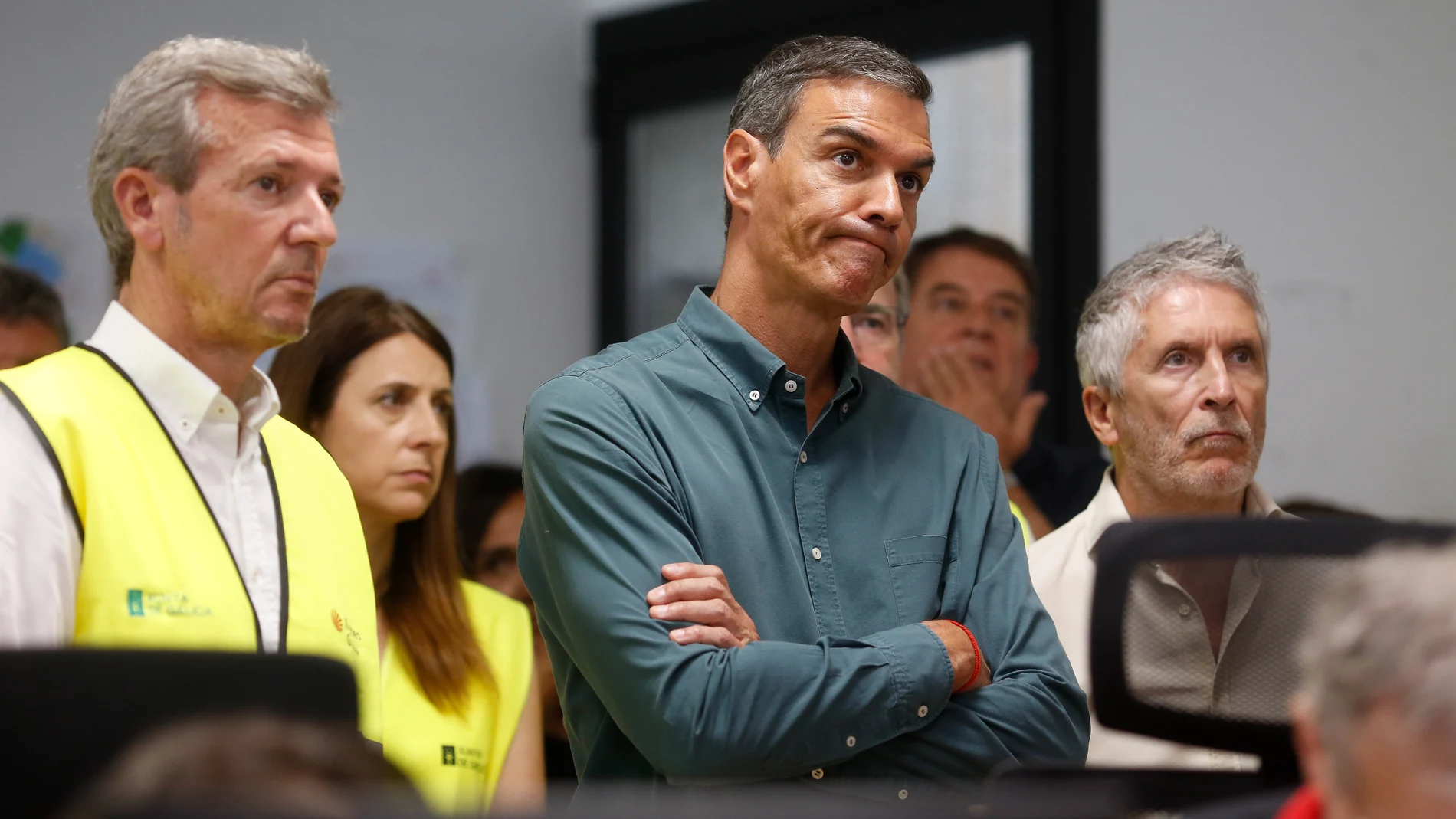 (I-D) El presidente de la Xunta, Alfonso Rueda: el presidente del Gobierno, Pedro Sánchez; y el ministro de Interior, Fernando Grande-Marlaska; durante su visita al Centro de Coordinación Operativo contra incendios de Ourense, a 17 de agosto de 2025, en Ourense, Galicia (España). Sánchez se ha desplazado a las zonas afectadas por los incendios forestales en Ourense y León, donde ha mantenido encuentros con los responsables de los dispositivos de emergencias y de coordinación. 17 AGOSTO 2025;...