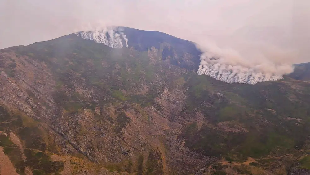 El incendio forestal en la vertiente leonesa de Picos de Europa llega a Cantabria