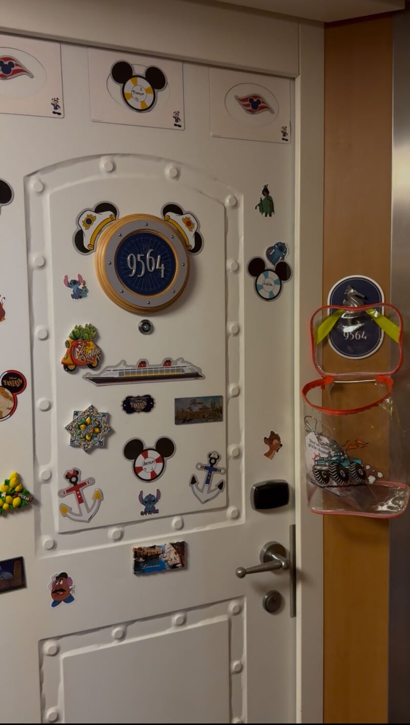 Puerta del camarote decorada con imanes