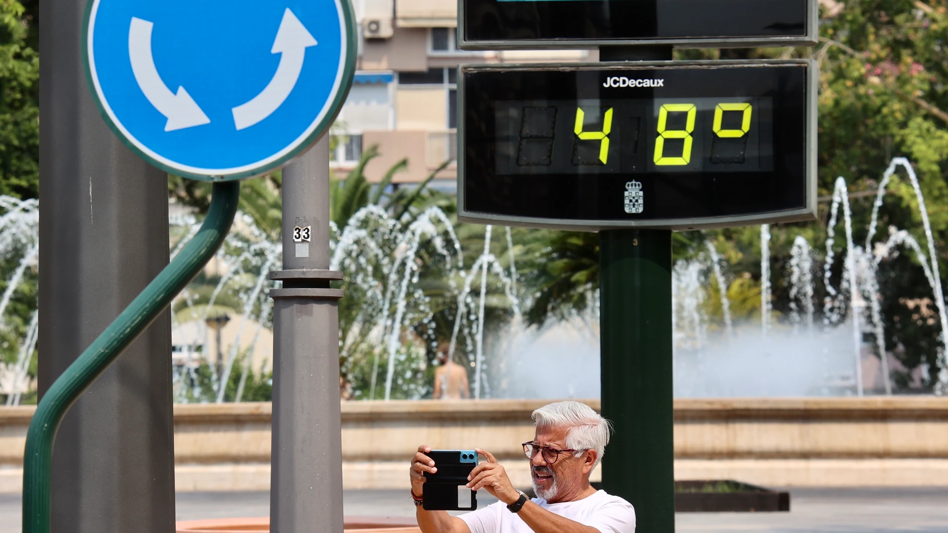 MURCIA, 17/08/2025.- Un termómetro callejero marca 48 grados este domingo en Murcia capital. El Ayuntamiento ha activado un dispositivo especial de atención a las personas sin hogar ante la alerta roja por calor en Murcia desde media mañana y hasta las nueve de la noche. El objetivo de este dispositivo municipal es garantizar el bienestar y la protección de las personas más vulnerables frente al calor extremo, por lo que se les informará a pie de calle de los recursos existentes, se supervisa...