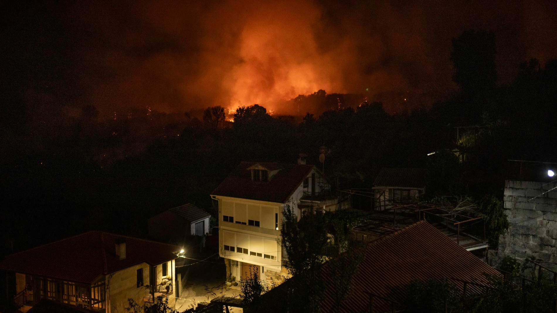 CARBALLEDA DE AVIA (OURENSE), 16/08/2025.- Vista del incendio forestal hoy sábado en Carballeda de Avia (Ourense). EFE/ Brais Lorenzo