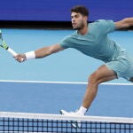 Alcaraz conecta una de sus voleas ante Zverev