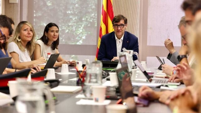 Salvador Illa y Núria Parlon en la reunión de coordinación para abordar la ola de calor y los incendios en Catalunya, en el Cecat