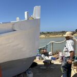Ramón Abad trabajando en el barco