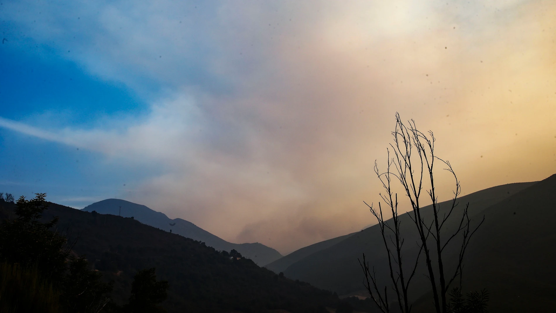 FABERO (LEÓN), 19/08/2025.- Vista desde Fabero (León) del humo procedente de un incendio descontrolado en Anillares del Sil que pese a la jornada complicada vivida ayer en el Valle de Fornela, el fuego no ha llegado entrado en ninguno de los pueblos, que fueron desalojados por prevención esta noche. EFE/ Ana F. Barredo