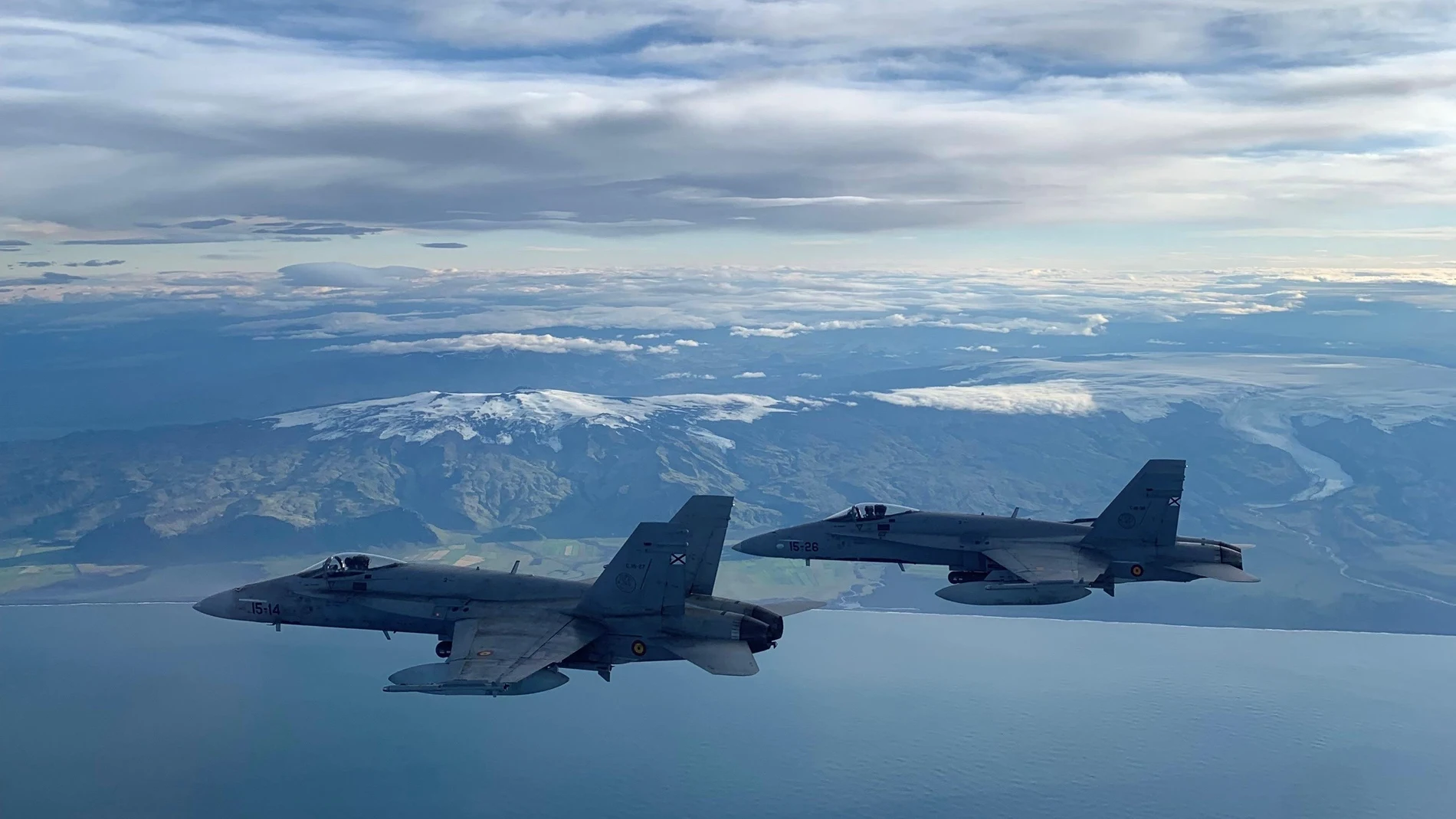 Vuelo de cazas F-18 sobre espacio aéreo islandés