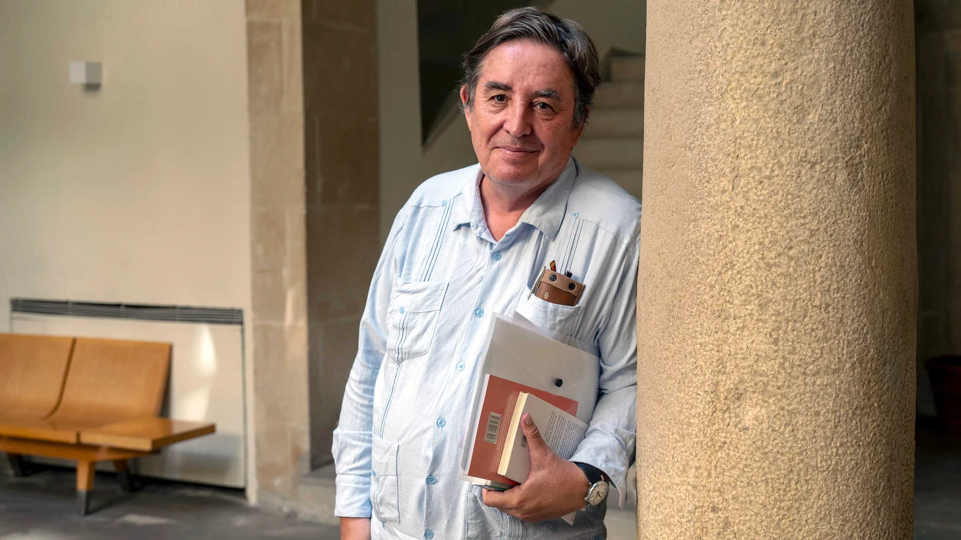 GRAFAND361. BAEZA (JAÉN), 19/08/2025.- El poeta y director del Instituto Cervantes, Luis García Montero, posa durante una entrevista con EFE este martes en la sede de la UNIA de Baeza (Jaén) donde ha evocado la figura y la trascendencia de la obra de Antonio Machado, “una poesía comprometida con el lenguaje cívico de la realidad”.EFE/José Manuel Pedrosa