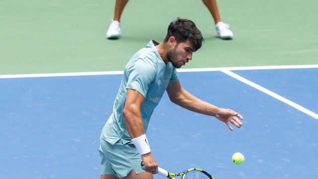 Alcaraz volea en la Arthur Ashe durante su partido en el dobles mixto
