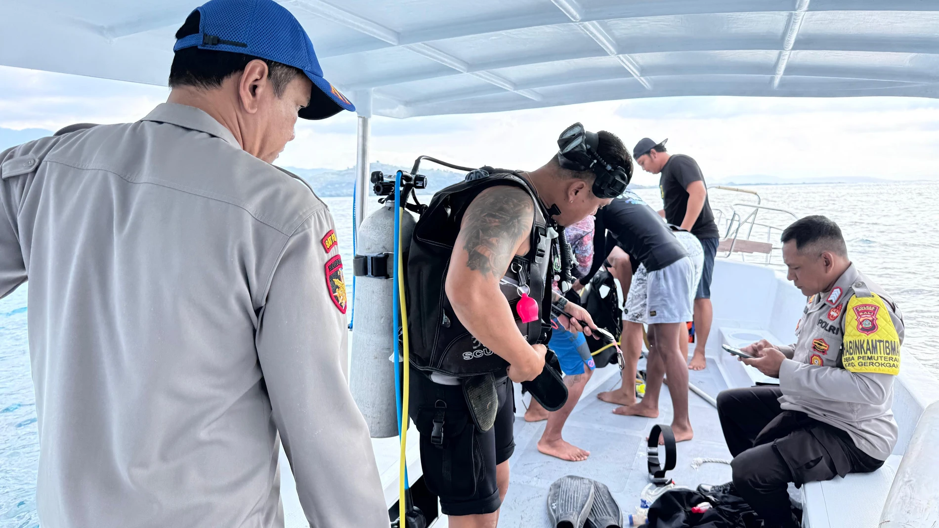 BALI, 19/08/2025.- Un equipo de buzos se prepara para la búsqueda de un español desaparecido en aguas de Bali durante la práctica de pesca submarina. Un español, de 36 años, falleció el domingo en la turística isla indonesia de Bali al "desmayarse o quedar sin oxígeno" mientras realizaba pesca submarina sin el equipo adecuado, según confirmó a EFE este martes la Policía local. EFE/ Policía De Buleleng SOLO USO EDITORIAL/SOLO DISPONIBLE PARA ILUSTRAR LA NOTICIA QUE ACOMPAÑA (CRÉDITO OBLIGATORIO)
