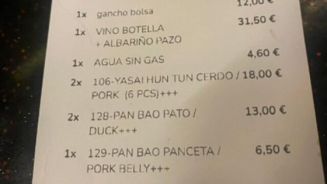 La cuenta en la que el restaurante incluyó el gancho para los bolsos