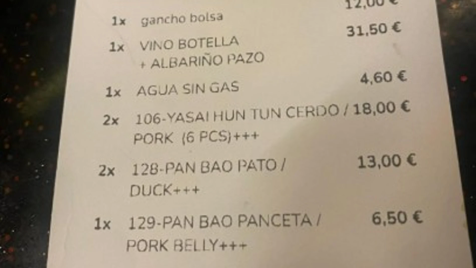 La cuenta en la que el restaurante incluyó el gancho para los bolsos