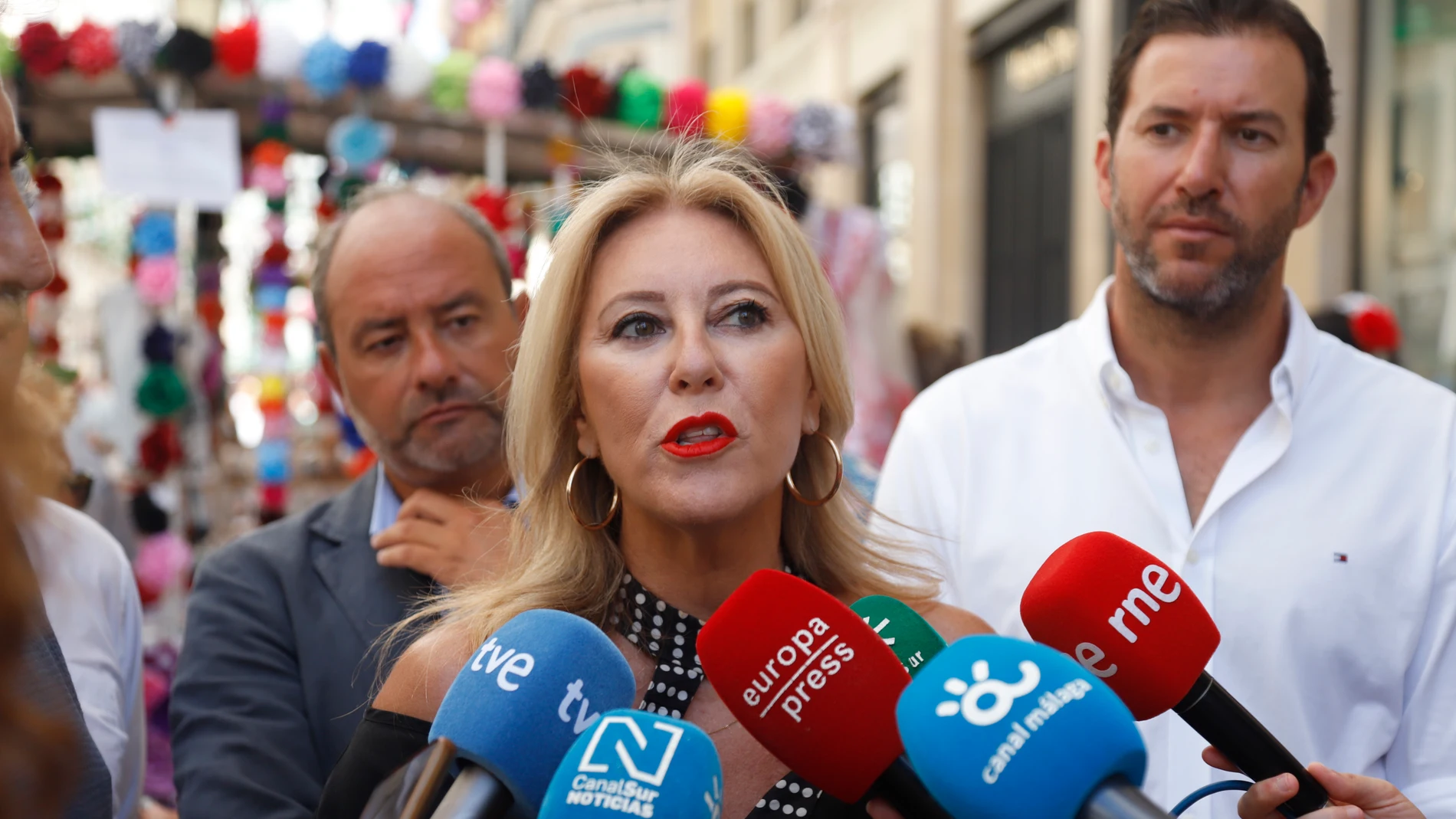 La consejera de Economía, Hacienda y Fondos Europeos y portavoz del Gobierno andaluz, Carolina España, atiende a los medios de comunicación. A 19 de Agosto de 2025 en Málaga, Andalucía (España). La consejera de Economía, Hacienda y Fondos Europeos y portavoz del Gobierno andaluz, Carolina España, ha atendido a los medios de comunicación en la portada de la Feria de Málaga, ubicada en calle Larios, antes de recorrer el recinto y sumarse a la celebración. 19 AGOSTO 2025 Álex Zea / Europa Pres...