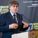 Carles Puigdemont participa en una conferencia y una ofrenda en la tumba de Pompeu Fabra en Prada de Conflent (Francia)