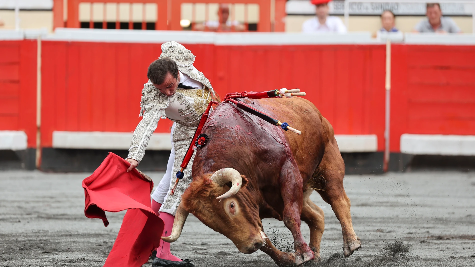 BILBAO, 19/08/2025.- El diestro Daniel Castaño da un pase a uno de sus astados durante el festejo taurino de la Semana Grande de Bilbao este martes. EFE/ Luis Tejido