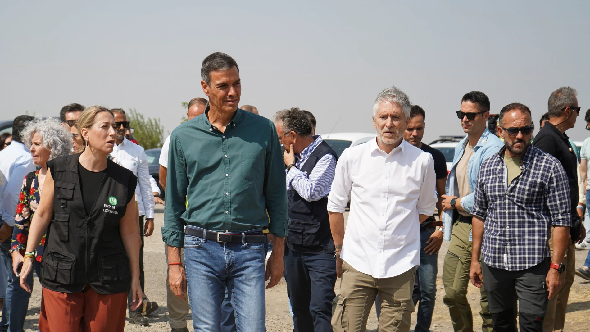 LA GRANJA (CÁCERES), 19/08/2025.- El presidente del Gobierno, Pedro Sánchez (3d), junto a la presidenta de la Junta de Extremadura, María Guardiola i), y el ministro del Interior, Fernando Grande-Marlaska (2d), durante su visita al Puesto de Mando Avanzado (PMA) del incendio de Jarilla, ubicado en la población cacereña de La Granja, este martes. Los técnicos del Plan de Lucha contra los Incendios Forestales de Extremadura (INFOEX) creen que este martes puede ser "el día clave" en la extinción...