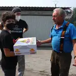 Colectivo formado por más de una quincena de personas procedentes del Mercado de Abastos de Ponferrada, han decidido desplazarse a Oencia en un total de siete coches para “repartir agua, medicamentos y comida”