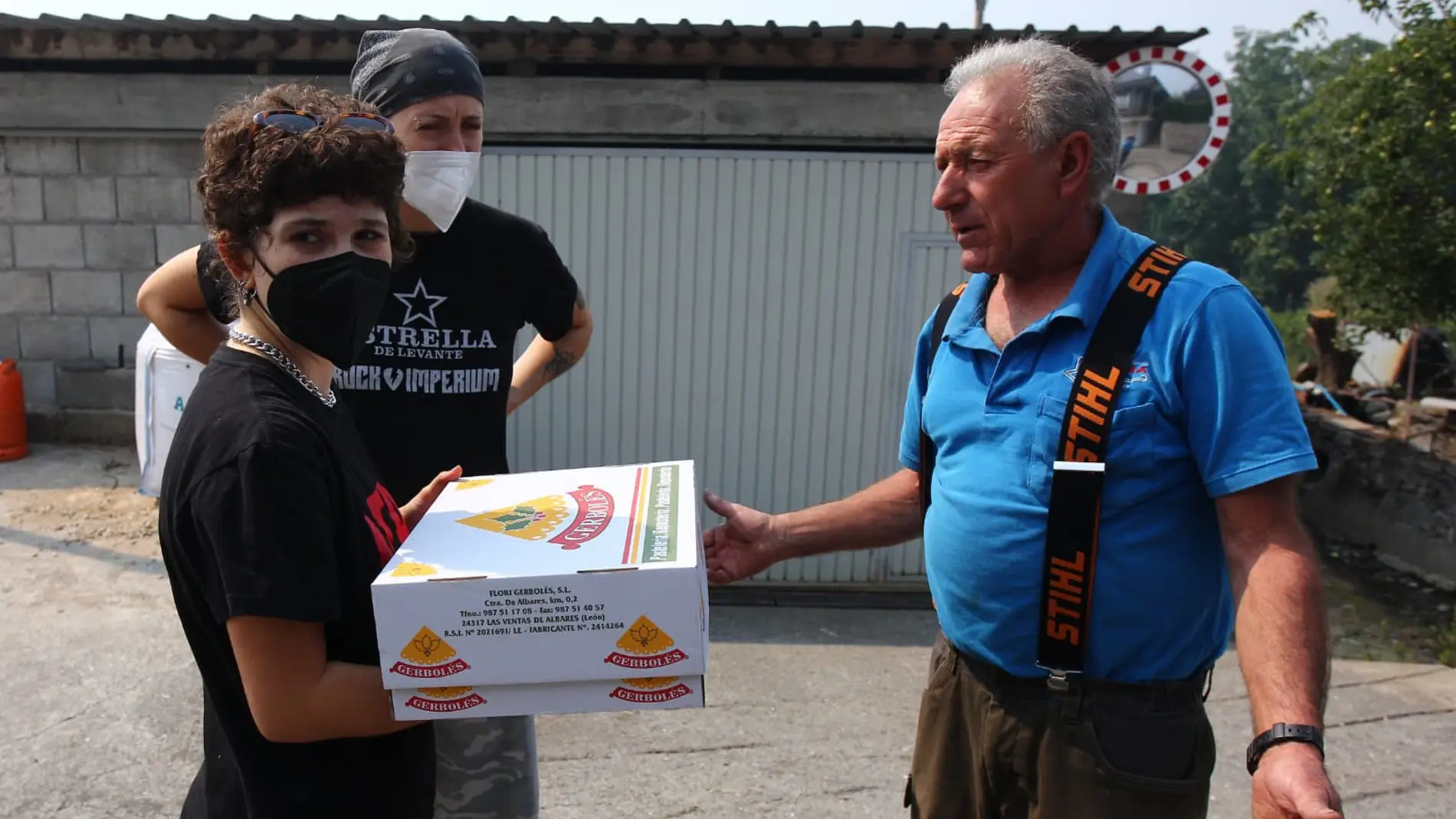 Colectivo formado por más de una quincena de personas procedentes del Mercado de Abastos de Ponferrada, han decidido desplazarse a Oencia en un total de siete coches para “repartir agua, medicamentos y comida”