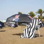 Pedro Sánchez, dibujado en diversas sombrillas acompañado de la palabra corrupto en una nueva acción de Hazte Oír