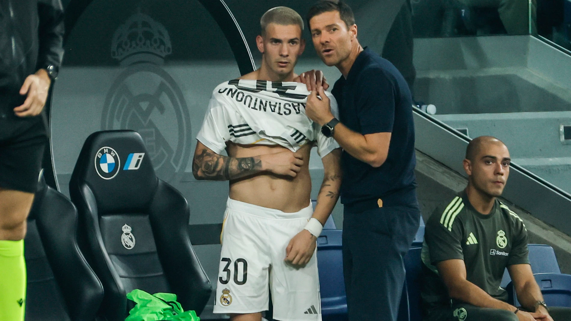 MADRID, 19/08/2025.- El entrenador del Real Madrid Xabi Alonso (d) da instrucciones a Franco Mastantuono durante el partido de la primera jornada de LaLiga que Real Madrid y Atlético Osasuna disputan hoy martes en el estadio Santiago Bernabéu. EFE/Mariscal