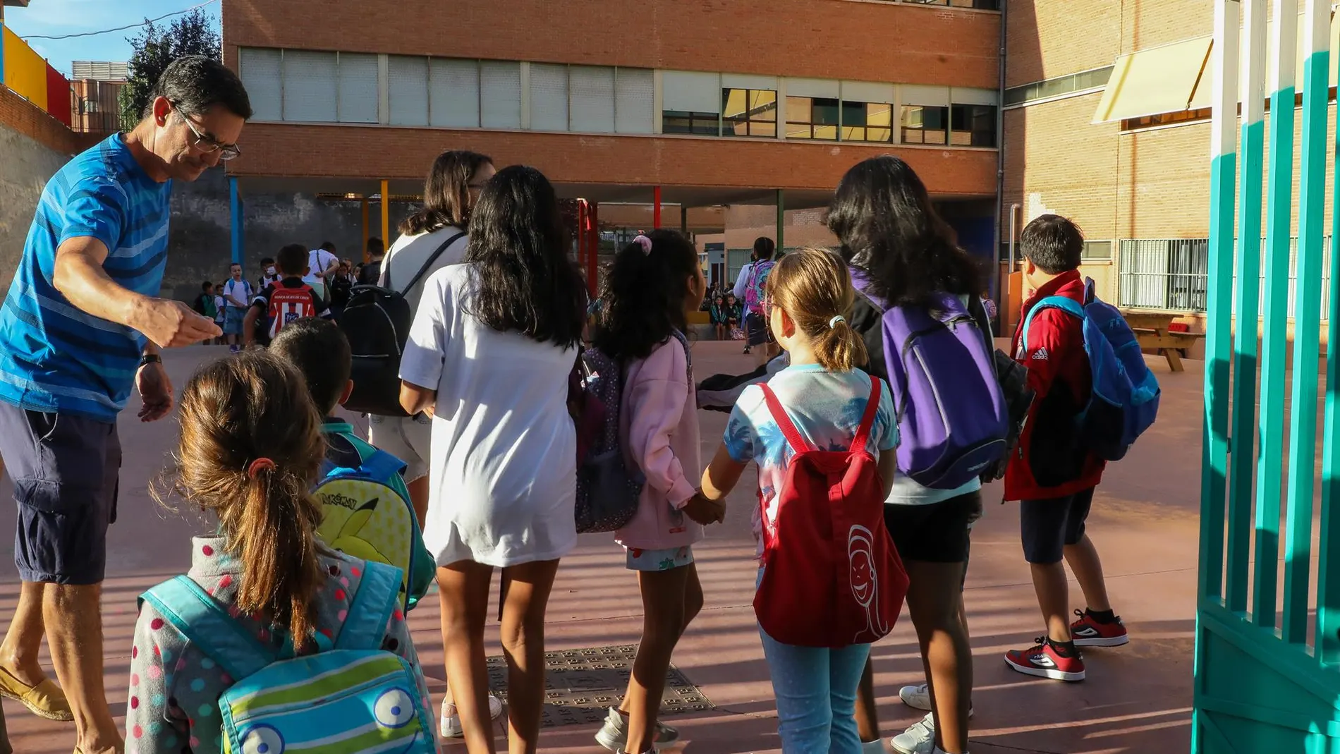 Economía.- Adelantar las compras a agosto o adquirir libros de segunda mano, consejos de la OCU ante la 'vuelta al cole'