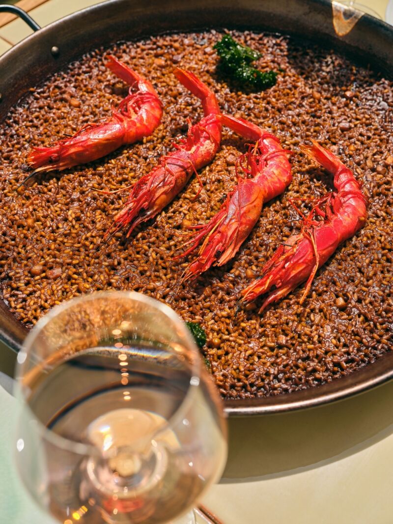 Icónico arroz Lumbre con trompetas de la muerte (BLESS Hotel Ibiza)