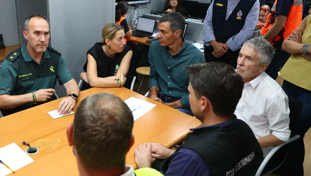 Sánchez visita el Puesto de Mando Avanzado del incendio de Jarilla (Cáceres)