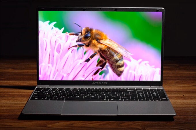Su pantalla IPS de 15,6" tiene los marcos reducidos y una resolución Full HD
