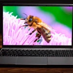 Su pantalla IPS de 15,6" tiene los marcos reducidos y una resolución Full HD