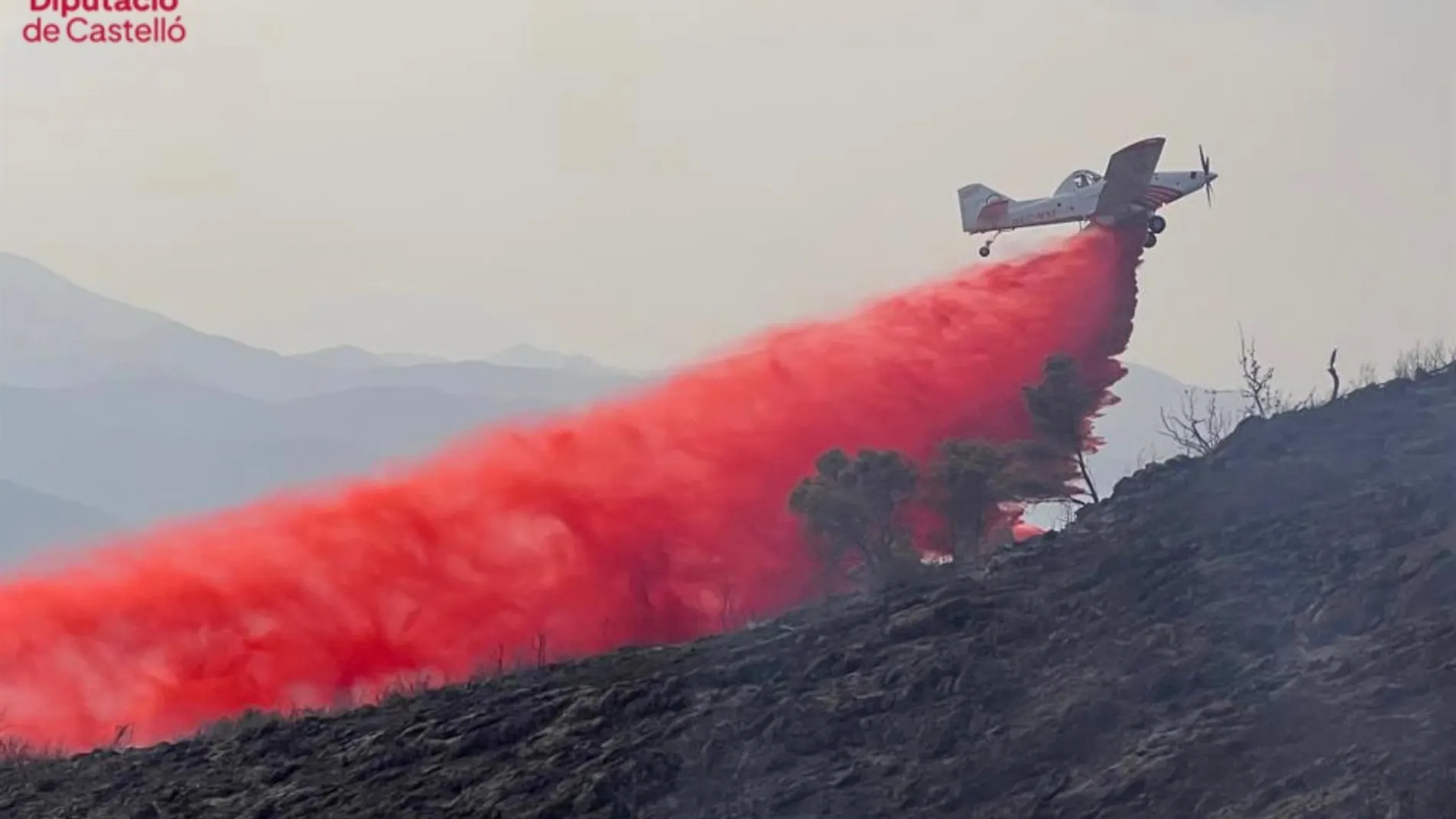 Sucesos.- Estabilizado el incendio forestal de Utiel (Valencia) y trece medios aéreos trabajan en Artana (Castellón)