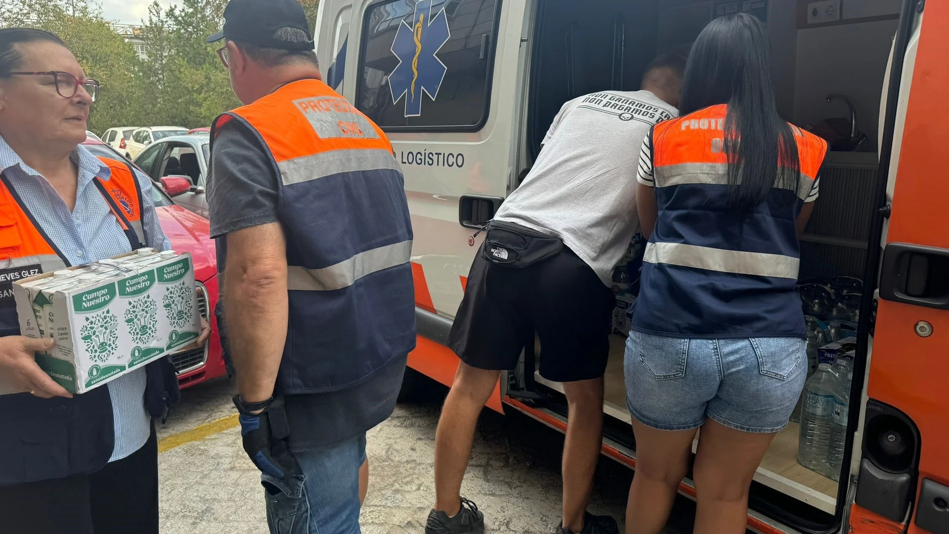 Voluntarios de Protección Civil de Ourense cargando comida, a 19 de agosto de 2025.REMITIDA / HANDOUT por ANTEA RODRÍGUEZFotografía remitida a medios de comunicación exclusivamente para ilustrar la noticia a la que hace referencia la imagen, y citando la procedencia de la imagen en la firma19/08/2025