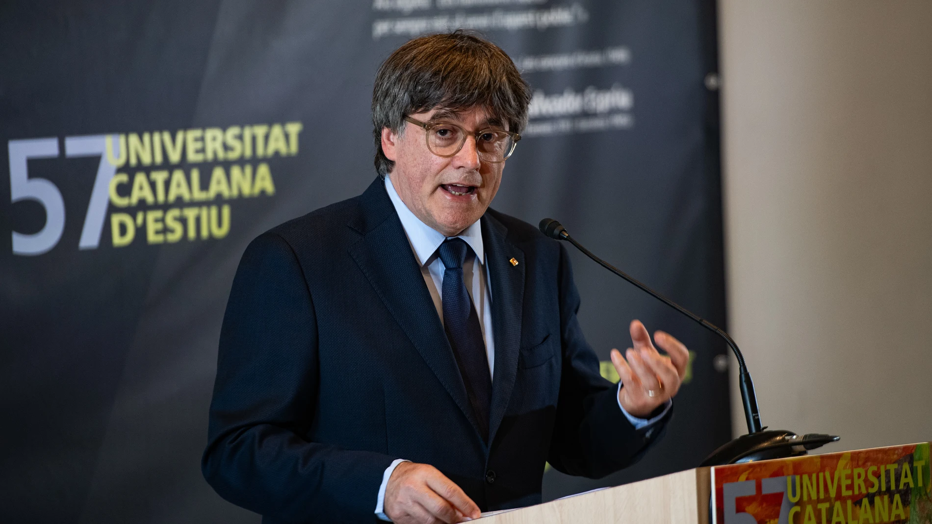 El presidente de Junts, Carles Puigdemont, durante una conferencia, en el Liceu Renouvier, a 19 de agosto de 2025, en Prada de Conflent (Francia). Puigdemont participa en la 57ª edición de la Universitat Catalana d’Estiu, donde ha ofrecido una conferencia titulada “Lliçó Fabra: La llengua catalana i Europa”, en el marco de este evento independentista anual que reúne a líderes y simpatizantes del movimiento catalán cerca de Perpiñán, en el sur de Francia. 19 AGOSTO 2025;PUIGDEMONT;OFRENDA;CON...