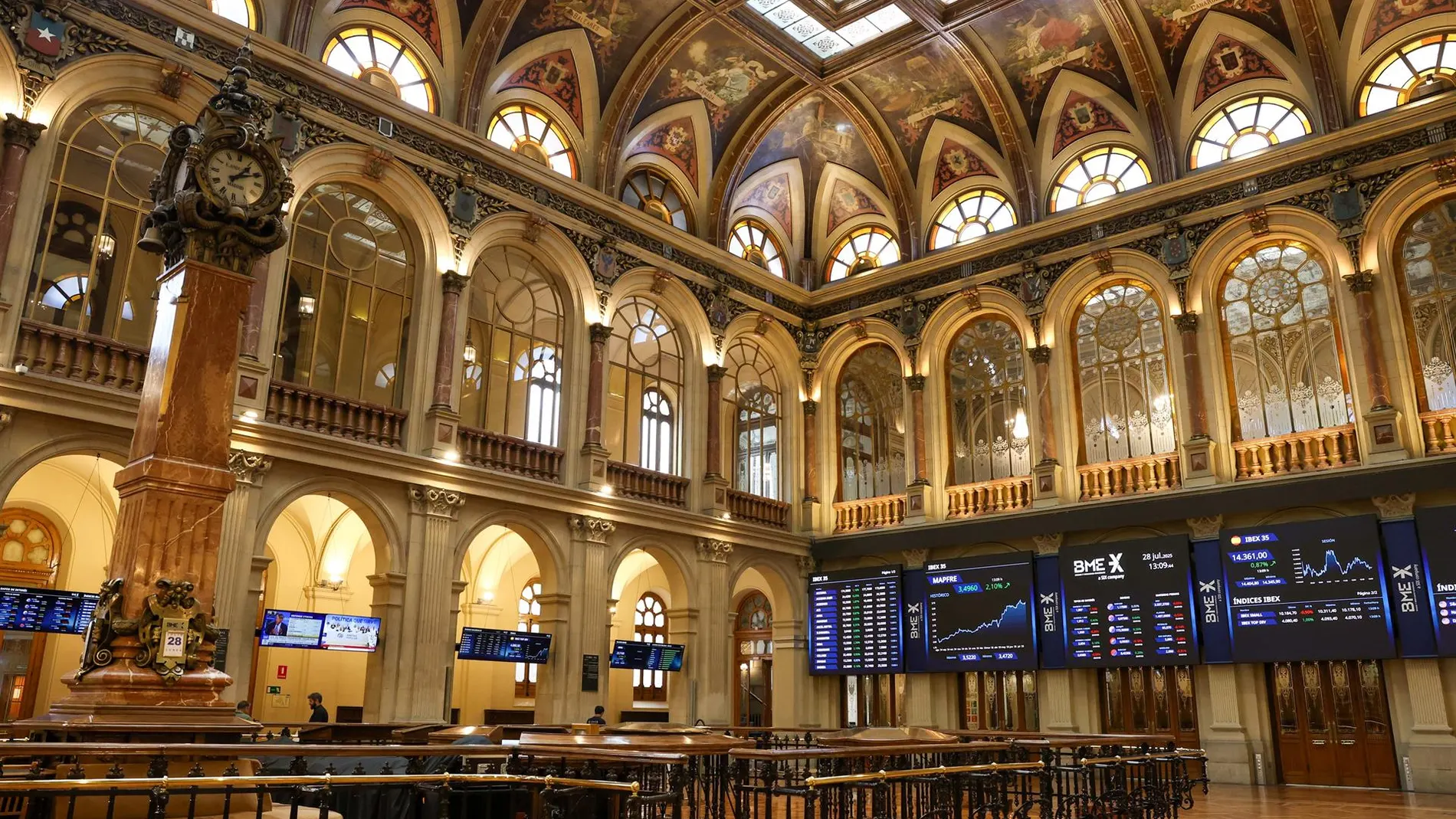 Economía/Bolsa.- El Ibex 35 vuelve a su senda alcista y llega a los 15.300 enteros, su máximo desde 2007