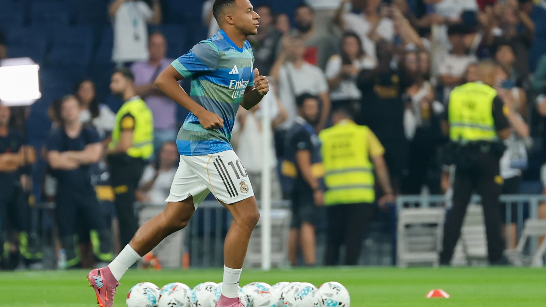 MADRID, 19/08/2025.- El extremo francés del Real Madrid Kylian Mbappé calienta antes del partido de la primera jornada de LaLiga que Real Madrid y Atlético Osasuna disputan hoy martes en el estadio Santiago Bernabéu de Madrid. EFE/ Mariscal